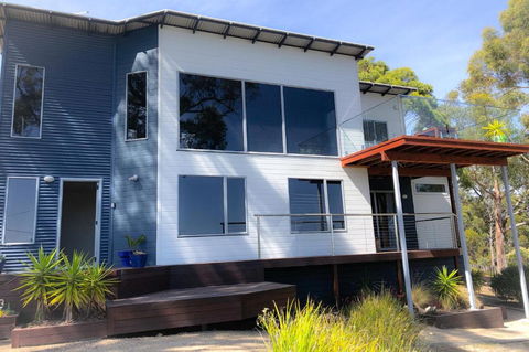 BAY OF FIRES BEACH SHACK Ocean Views From A Modern Beachhouse - ACT Tourism 0