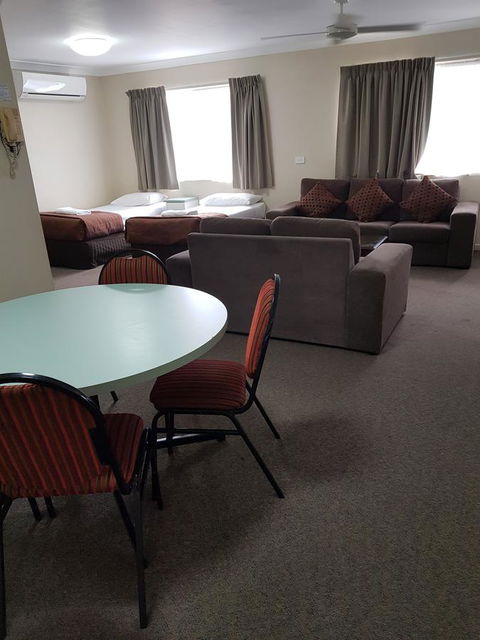Southport Motel & Apartments - ACT Tourism 11