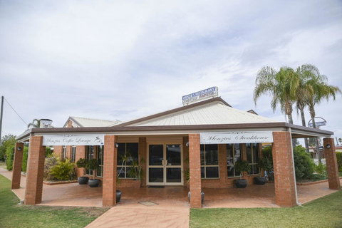 Charleville Motel - ACT Tourism 0