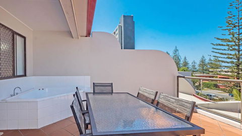 Burleigh On The Beach - ACT Tourism 27