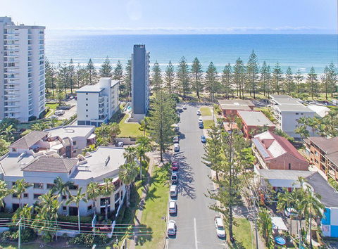 Burleigh On The Beach - ACT Tourism 4