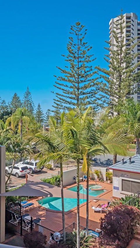 Burleigh On The Beach - ACT Tourism 23