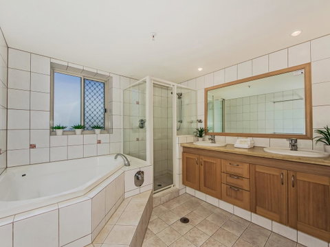 Oceana On Broadbeach - ACT Tourism 11