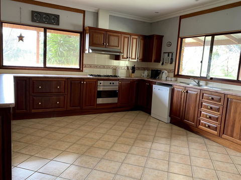Beeâ€™s Place - 3 Bedroom Home On 10 Acres Of Land With Distant Ocean Views - ACT Tourism 2