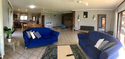 Beeâ€™s Place - 3 Bedroom Home On 10 Acres Of Land With Distant Ocean Views - ACT Tourism 12
