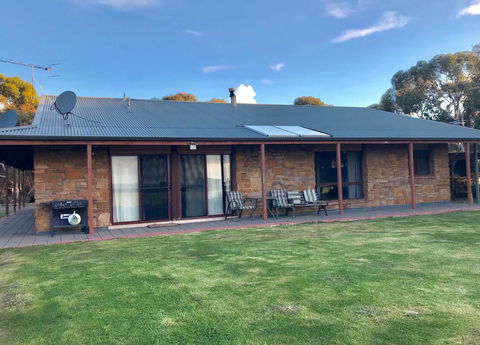 Beeâ€™s Place - 3 Bedroom Home On 10 Acres Of Land With Distant Ocean Views - ACT Tourism 11