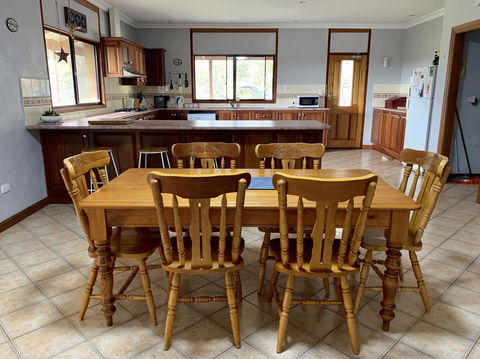 Beeâ€™s Place - 3 Bedroom Home On 10 Acres Of Land With Distant Ocean Views - ACT Tourism 1
