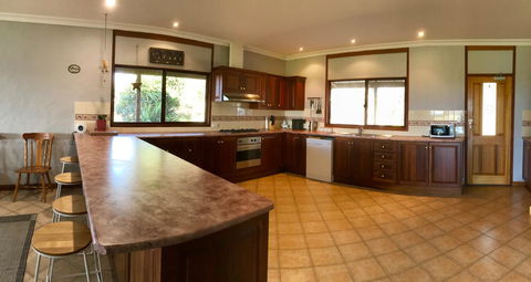 Beeâ€™s Place - 3 Bedroom Home On 10 Acres Of Land With Distant Ocean Views - ACT Tourism 16