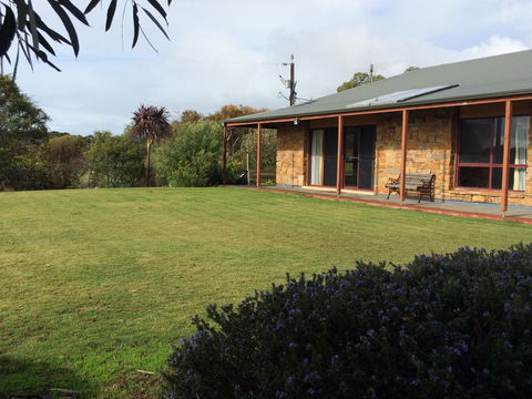 Beeâ€™s Place - 3 Bedroom Home On 10 Acres Of Land With Distant Ocean Views - ACT Tourism 4