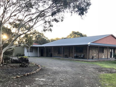 Beeâ€™s Place - 3 Bedroom Home On 10 Acres Of Land With Distant Ocean Views - ACT Tourism 14