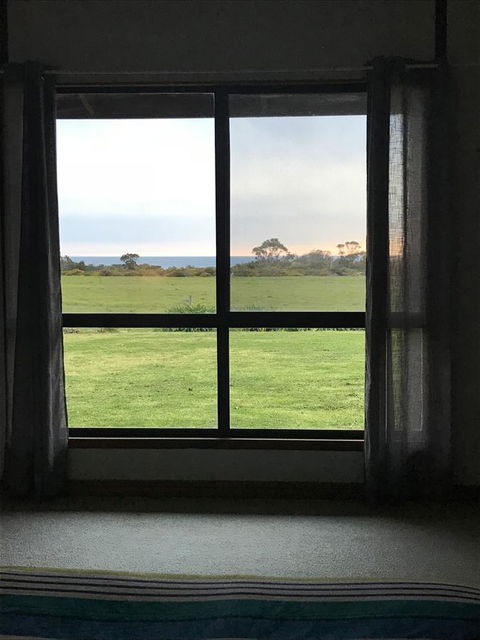Beeâ€™s Place - 3 Bedroom Home On 10 Acres Of Land With Distant Ocean Views - ACT Tourism 20