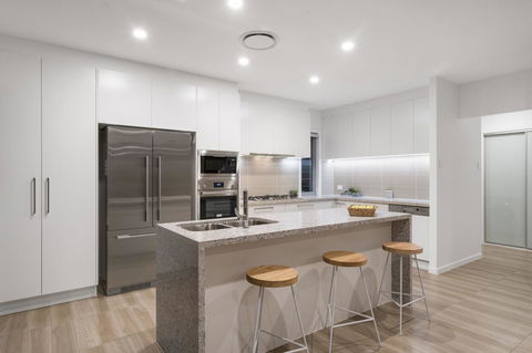Luxury Canal Front Holiday House - ACT Tourism 6