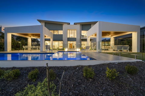 Luxury Canal Front Holiday House - ACT Tourism 0