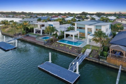 Luxury Canal Front Holiday House - ACT Tourism 2
