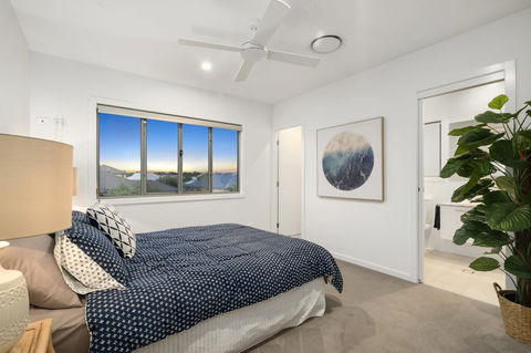 Luxury Canal Front Holiday House - ACT Tourism 13