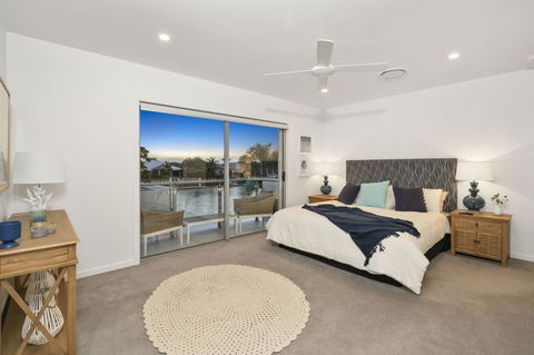 Luxury Canal Front Holiday House - ACT Tourism 4