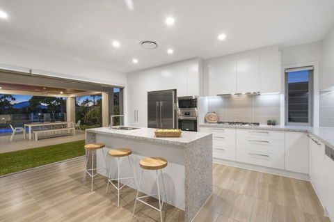 Luxury Canal Front Holiday House - ACT Tourism 12