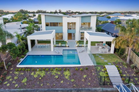 Luxury Canal Front Holiday House - ACT Tourism 7