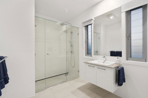 Luxury Canal Front Holiday House - ACT Tourism 5