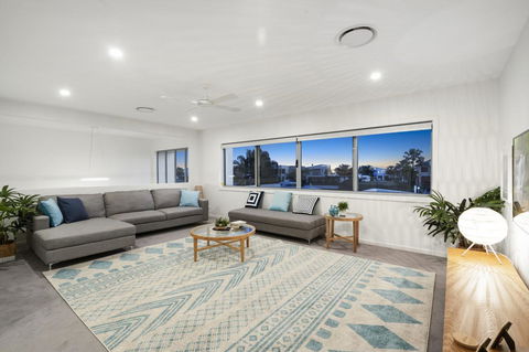 Luxury Canal Front Holiday House - ACT Tourism 8