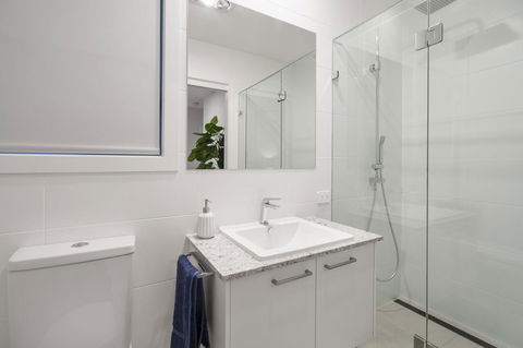 Luxury Canal Front Holiday House - ACT Tourism 11
