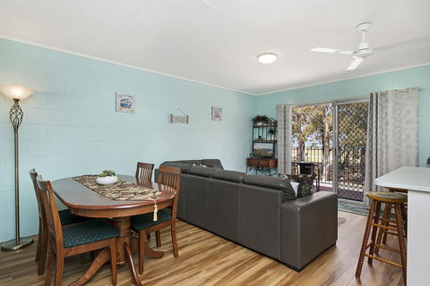 First Floor Unit Close To Shops, Park And Waterfront! - ACT Tourism 5