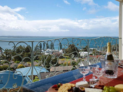 'Baylife Villa' 4a Warruga St - Large Home With WIFI, Netflix, Aircon, Linen & Spectacular Views - ACT Tourism 0