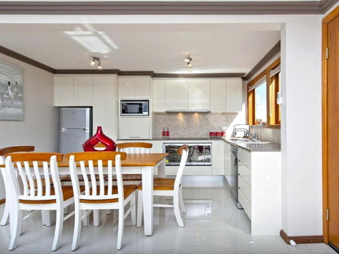 'Beach Break 2', 2/10 Lionel St - Downstairs Unit With Aircon - ACT Tourism 2
