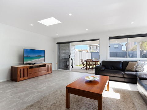 'Birubi Breezes', 2/7 Fitzroy St - Large Duplex With Air Conditioning, WIFI & Only 5 Minute Walk To The Beach - ACT Tourism 1