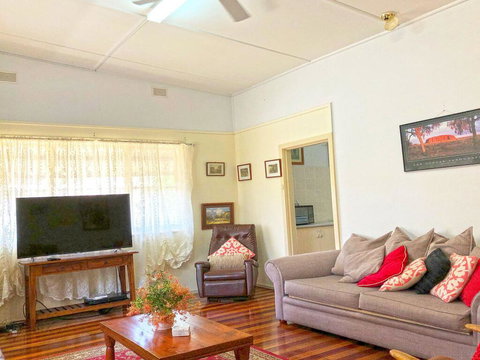'Daves Place', 27 Rigney St - Holiday House With WIFI, Aircon & Boat Parking - ACT Tourism 1
