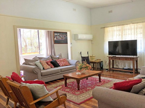 'Daves Place', 27 Rigney St - Holiday House With WIFI, Aircon & Boat Parking - ACT Tourism 3