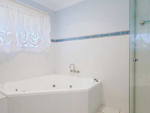 'GrandView', 10 Grandview Close - Huge House With Water Views, Aircon, WIFI, Netflix, Foxtel & Billiard Table - ACT Tourism 2