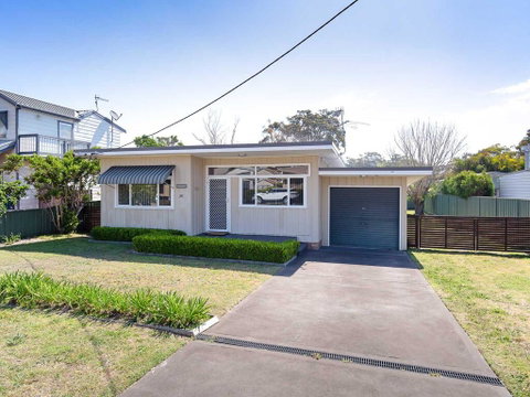 'Shoalz', 28 Rigney Street - Renovated Pet Friendly Cottage & Boat Parking - ACT Tourism 0