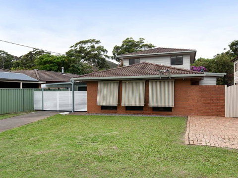 'Willows At The Bay' 111 Horace St - Large House With Aircon, WIFI And Boat Parking. - ACT Tourism 0