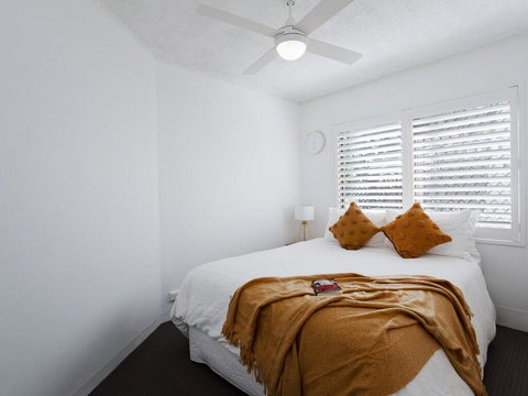 1 'The Poplars' 34 Magnus St - Panoramic Water Views, Pool, Aircon & WIFI - ACT Tourism 3