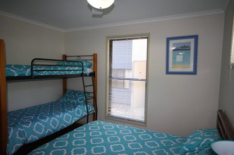 1 Naiad Court - Lowset Family Home With Swimming Pool And Covered Deck. Pet Friendly - ACT Tourism 0