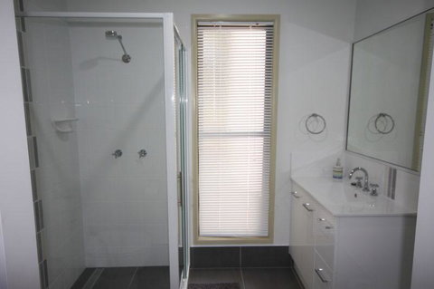 1 Naiad Court - Lowset Family Home With Swimming Pool And Covered Deck. Pet Friendly - ACT Tourism 3