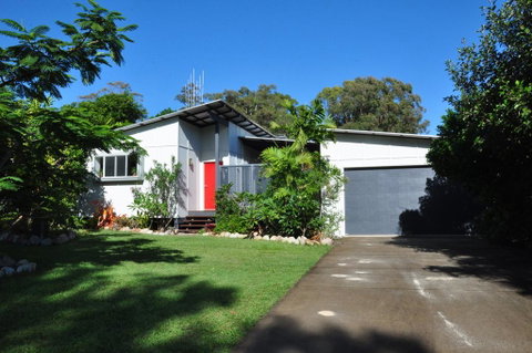10 Double Island Drive - Modern Family Home, Centrally Located, Swimming Pool & Outdoor Area - ACT Tourism 0