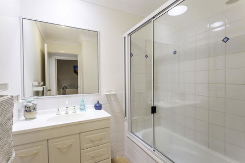 14 Zircon Street - Centrally Located Family Home With Covered Deck, Close To Patrolled Beach & Shops - ACT Tourism 2