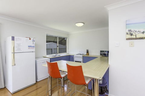 14 Zircon Street - Centrally Located Family Home With Covered Deck, Close To Patrolled Beach & Shops - ACT Tourism 1