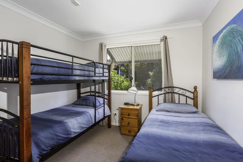 14 Zircon Street - Centrally Located Family Home With Covered Deck, Close To Patrolled Beach & Shops - ACT Tourism 3