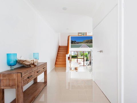 15 'The Moorings', 4 Cromarty Road - Stunning With Water Views & Pool - ACT Tourism 1