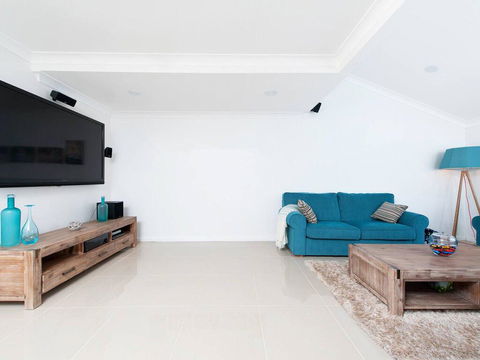 15 'The Moorings', 4 Cromarty Road - Stunning With Water Views & Pool - ACT Tourism 3