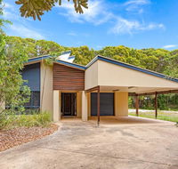 18 Naiad Court - Rainbow Shores Modern Beach House Walk to Beach