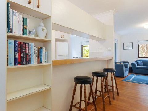 2 'Carindale', 19-23 Dowling Street - Pool, Tennis Court, Close To Town - ACT Tourism 1
