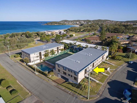 2 'The Dunes', 38 Marine Drive - Pool, Tennis Court And So Close To The Beach - ACT Tourism 0