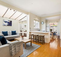 2-Bed House With Patio Near Bars and Restaurants - ACT Tourism