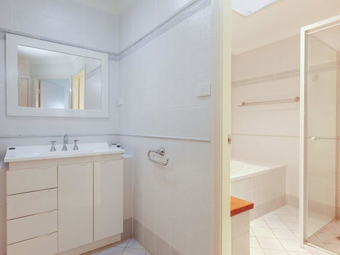 2/141A Soldiers Point Road - Large Waterfront Duplex Across From The Bowling Club - ACT Tourism 1