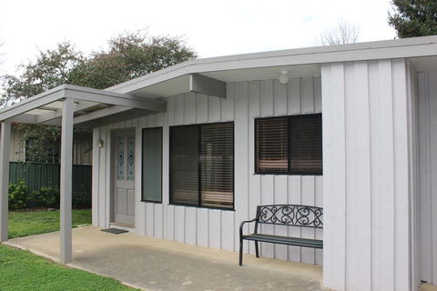 20 Toorak Rd, Bright - ACT Tourism 1