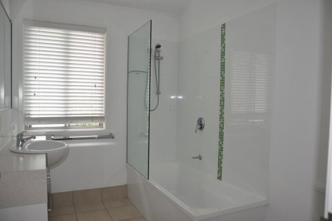 24 Esprit Drive - Beach Home With Open Plan Living And Walking Distance To Beach - ACT Tourism 1